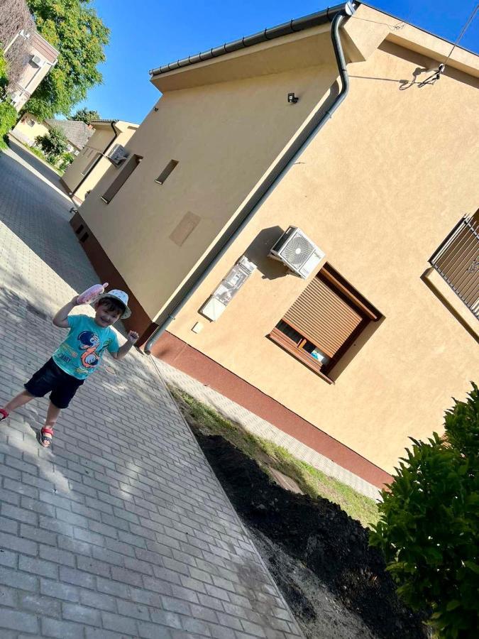 Zsuzsa Apartman Hajdúszoboszló מראה חיצוני תמונה